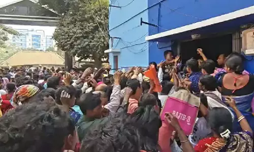 युवाओं का फॉर्म लेने के लिए भीड़, Arambagh में स्थिति गंभीर युवाओं का फॉर्म लेने के लिए भीड़, Arambagh में स्थिति गंभीर