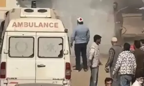 Rajouri: राजौरी में एम्बुलेंस में लगी आग, एम्बुलेंस जलकर क्षतिग्रस्त Rajouri: राजौरी में एम्बुलेंस में लगी आग, एम्बुलेंस जलकर क्षतिग्रस्त