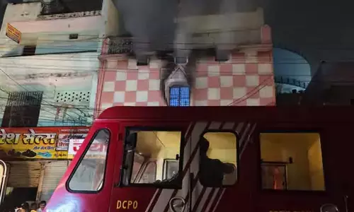 सर्कुलर मार्केट में ड्राई फ्रूट दुकान में भीषण आग, शॉर्ट सर्किट की आशंका