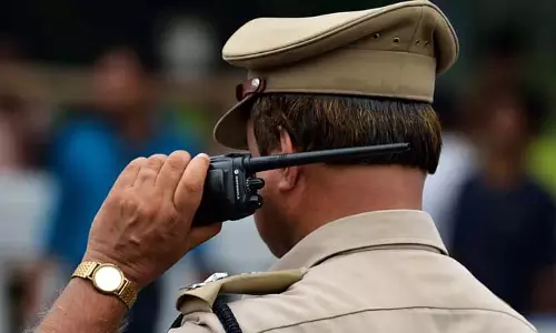 Trinamool का जुलूस, पुलिस स्टेशन पर पारंपरिक मातृशक्ति