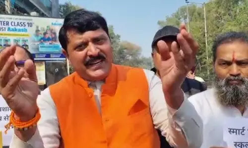 Jammu: स्कूलों के बाहर शिव सैनिकों की पहल, बच्चों की सुरक्षा को लेकर कदम Jammu: स्कूलों के बाहर शिव सैनिकों की पहल, बच्चों की सुरक्षा को लेकर कदम