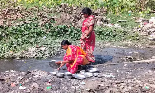 तीन दिन से पानी की कमी को लेकर निवासियों ने घड़े लेकर protest किया