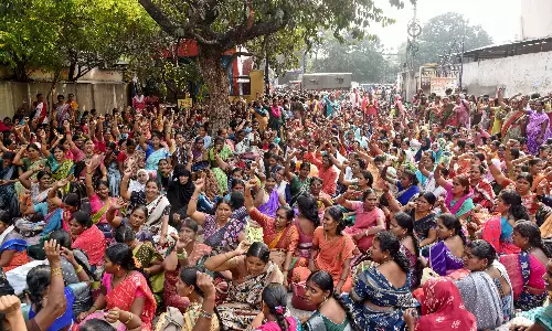 आशा वर्कर्स ने CITU के ज़रिए 18,000 रुपये महीने की सैलरी की मांग को लेकर विरोध किया आशा वर्कर्स ने CITU के ज़रिए 18,000 रुपये महीने की सैलरी की मांग को लेकर विरोध किया