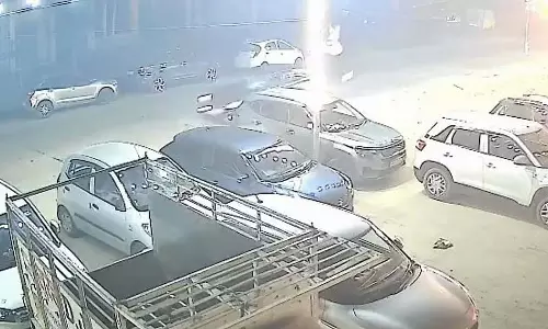 UP के अमरोहा में तेज रफ्तार कार की टक्कर से रिटायर्ड बैंक मैनेजर हवा में उछले UP के अमरोहा में तेज रफ्तार कार की टक्कर से रिटायर्ड बैंक मैनेजर हवा में उछले