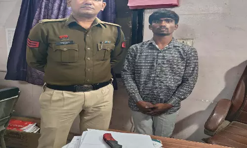 रायपुर में धारदार चाकू के साथ नथनी उर्फ कबीर मरावी गिरफ्तार रायपुर में धारदार चाकू के साथ नथनी उर्फ कबीर मरावी गिरफ्तार