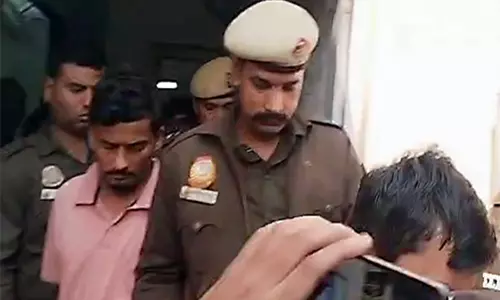 दिल्ली पुलिस ने शर्टलेस विरोध में IYC के दो नेताओं को किया गिरफ्तार