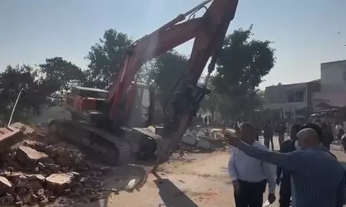 Rajkot में जांगलेश्वर नदी तल की सबसे बड़ी सफाई, 1,500 से अधिक अवैध ढाँचे ध्वस्त Rajkot में जांगलेश्वर नदी तल की सबसे बड़ी सफाई, 1,500 से अधिक अवैध ढाँचे ध्वस्त