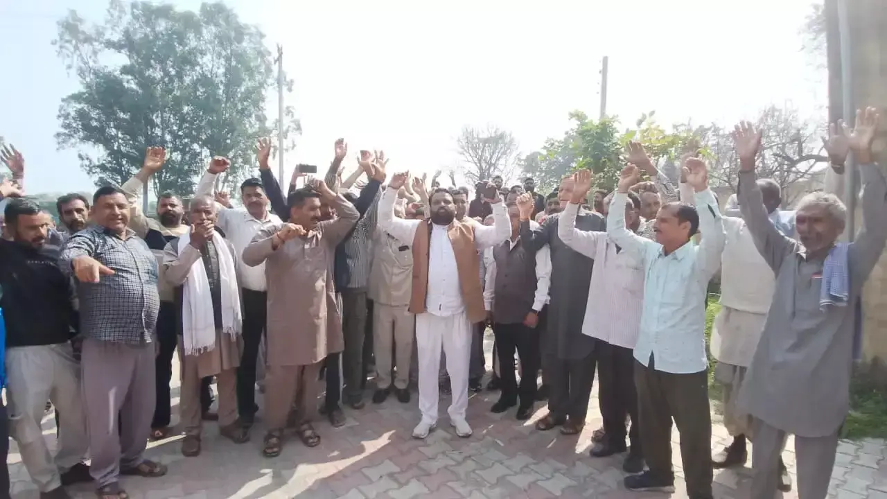 Jammu: जेकेपीसीसी किसान विभाग का विरोध, किसानों ने उठाई आवाज Jammu: जेकेपीसीसी किसान विभाग का विरोध, किसानों ने उठाई आवाज