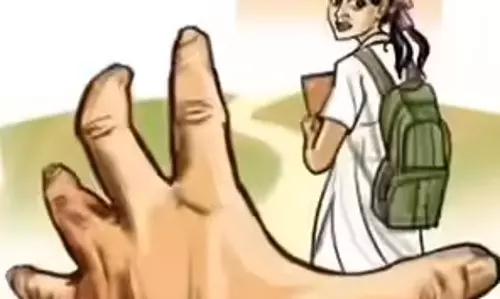 Shahjahanpur: परीक्षा देने जा रही छात्राओं से छेड़छाड़, आरोपी की तलाश में पुलिस Shahjahanpur: परीक्षा देने जा रही छात्राओं से छेड़छाड़, आरोपी की तलाश में पुलिस