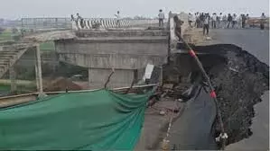 Madhya Pradesh: भरभराकर गिरा रेलवे ओवर ब्रिज का बड़ा हिस्सा, बाल-बाल बचे वाहन Madhya Pradesh: भरभराकर गिरा रेलवे ओवर ब्रिज का बड़ा हिस्सा, बाल-बाल बचे वाहन