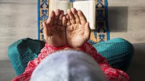Ramadan Roza Ki Dua: रमजान के महीने में रोजेदार रोजा रखने और खोलने से पहले जरूर पढ़ें ये दुआ Ramadan Roza Ki Dua: रमजान के महीने में रोजेदार रोजा रखने और खोलने से पहले जरूर पढ़ें ये दुआ