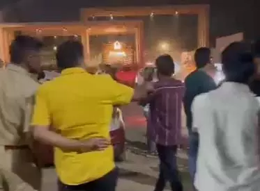 रायपुर में बिस्मिल की महफिल इवेंट खत्म होने के बाद देर रात हंगामा, कई युवक हिरासत में रायपुर में बिस्मिल की महफिल इवेंट खत्म होने के बाद देर रात हंगामा, कई युवक हिरासत में