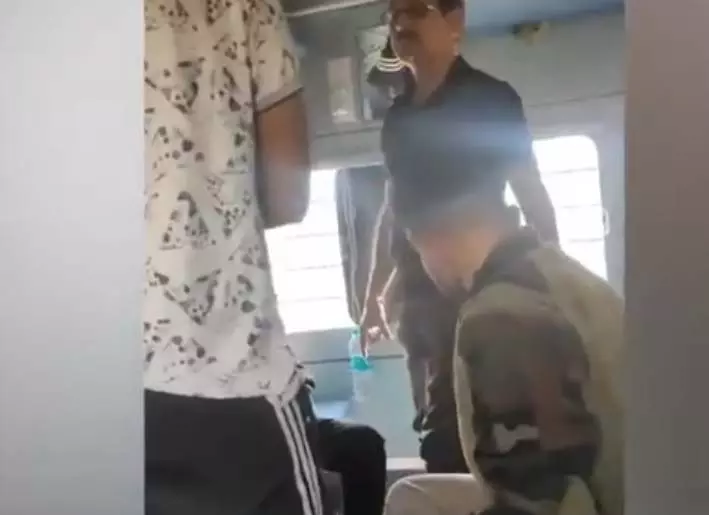 CRPF जवान ने ट्रेन में गाली-गलौज की, यात्री हुए परेशान CRPF जवान ने ट्रेन में गाली-गलौज की, यात्री हुए परेशान