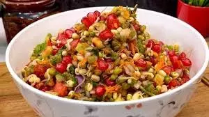 (Sprouts Salad :सलाद वेट लॉस में है बेहद फायदे,मंदजानें 2 मिनट में इसे कैसे बनाएं (Sprouts Salad :सलाद वेट लॉस में है बेहद फायदे,मंदजानें 2 मिनट में इसे कैसे बनाएं