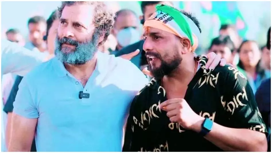 कांग्रेस नेता को साथ ले गई पुलिस, राहुल गांधी संग फोटो वायरल कांग्रेस नेता को साथ ले गई पुलिस, राहुल गांधी संग फोटो वायरल
