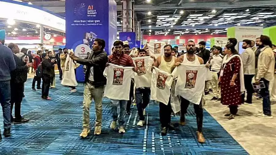 AI समिट में शर्टलेस प्रोटेस्ट: दिल्ली पुलिस ने ग्वालियर में यूथ कांग्रेस वर्कर को पकड़ा, कुल 5 अरेस्ट हुए AI समिट में शर्टलेस प्रोटेस्ट: दिल्ली पुलिस ने ग्वालियर में यूथ कांग्रेस वर्कर को पकड़ा, कुल 5 अरेस्ट हुए