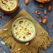Holi Special Kesar Badam Milk: होली के दिन ट्राई करें केसर-बादाम मिल्क Holi Special Kesar Badam Milk: होली के दिन ट्राई करें केसर-बादाम मिल्क