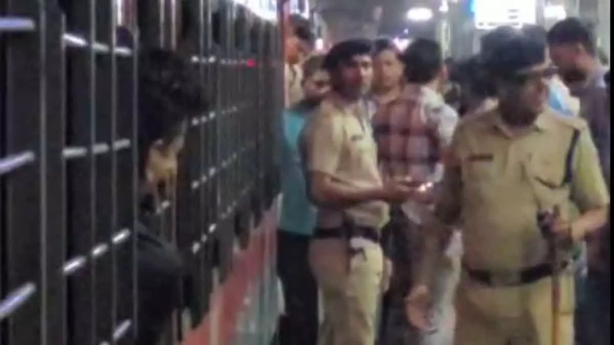 Mahanagari एक्सप्रेस हादसा: ठाणे रेलवे स्टेशन पर खाई में गिरने से यात्री गंभीर रूप से घायल Mahanagari एक्सप्रेस हादसा: ठाणे रेलवे स्टेशन पर खाई में गिरने से यात्री गंभीर रूप से घायल