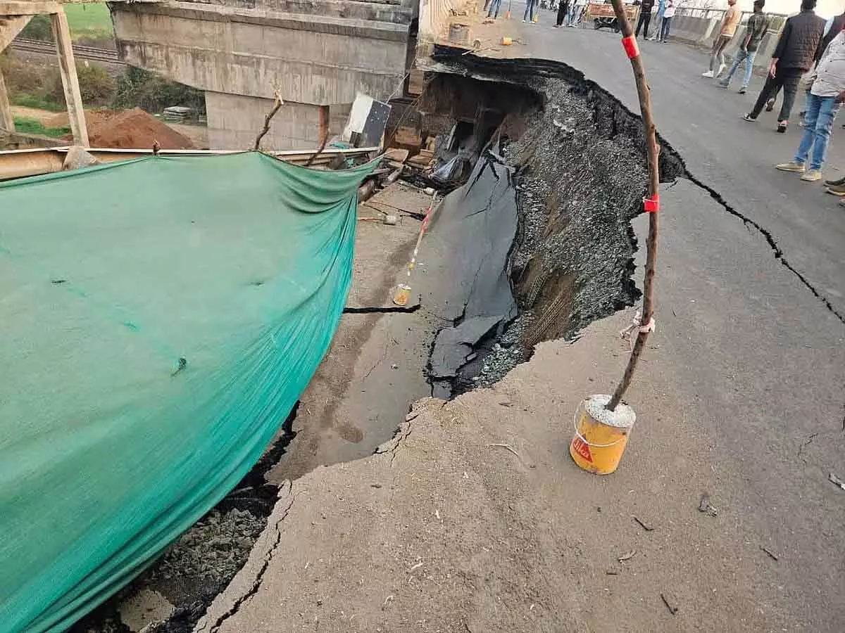 MP : जबलपुर में रेलवे ओवरब्रिज का एक हिस्सा गिरने के बाद NH-45 पर ट्रैफिक डायवर्ट किया गया MP : जबलपुर में रेलवे ओवरब्रिज का एक हिस्सा गिरने के बाद NH-45 पर ट्रैफिक डायवर्ट किया गया