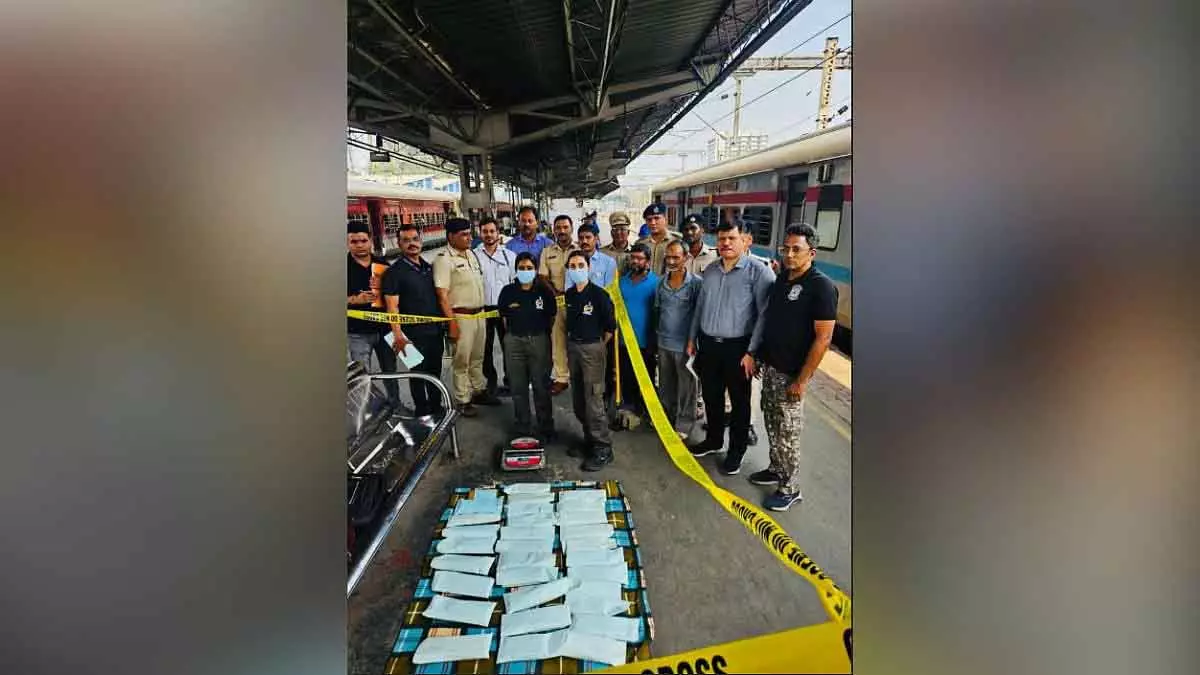 Mumbai : बांद्रा रेलवे पुलिस ने अवध एक्सप्रेस में लावारिस बैग से ₹13.83 करोड़ का 13 किलो चरस जब्त किया Mumbai : बांद्रा रेलवे पुलिस ने अवध एक्सप्रेस में लावारिस बैग से ₹13.83 करोड़ का 13 किलो चरस जब्त किया