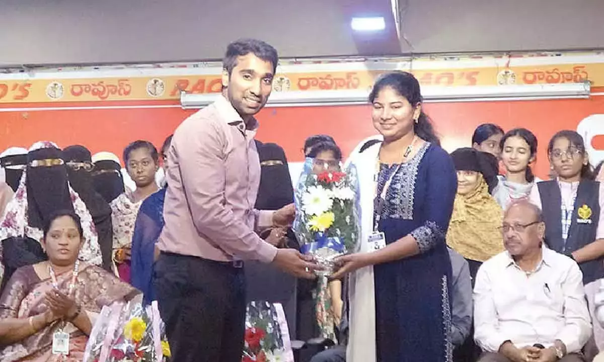 Andhra: राव के डिग्री स्टूडेंट्स ने सबसे ज़्यादा मार्क्स हासिल किए Andhra: राव के डिग्री स्टूडेंट्स ने सबसे ज़्यादा मार्क्स हासिल किए