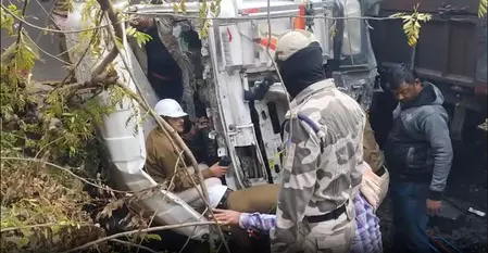 40 फीट नीचे गिरा ट्रक, कोयले के रैक से टकराया, चालक समेत दो घायल 40 फीट नीचे गिरा ट्रक, कोयले के रैक से टकराया, चालक समेत दो घायल