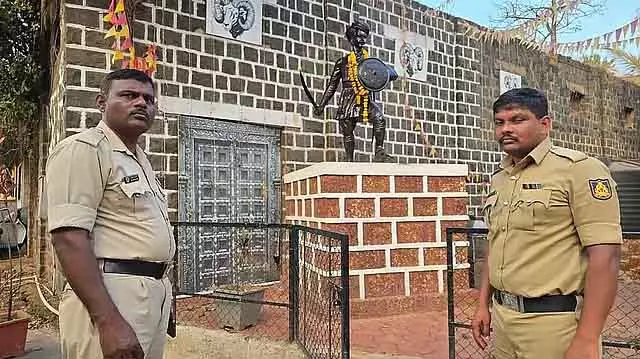 संगोली रायन्ना की मूर्ति पर किसी ने स्याही नहीं पोत दी; पेड़ से लिक्विड गिरा था: Belgaum पुलिस ने साफ़ किया संगोली रायन्ना की मूर्ति पर किसी ने स्याही नहीं पोत दी; पेड़ से लिक्विड गिरा था: Belgaum पुलिस ने साफ़ किया