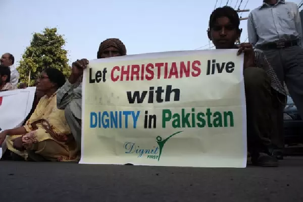 Pakistan: पिता पर कर्ज़ के दबाव में इस्लाम अपनाने का आरोप Pakistan: पिता पर कर्ज़ के दबाव में इस्लाम अपनाने का आरोप