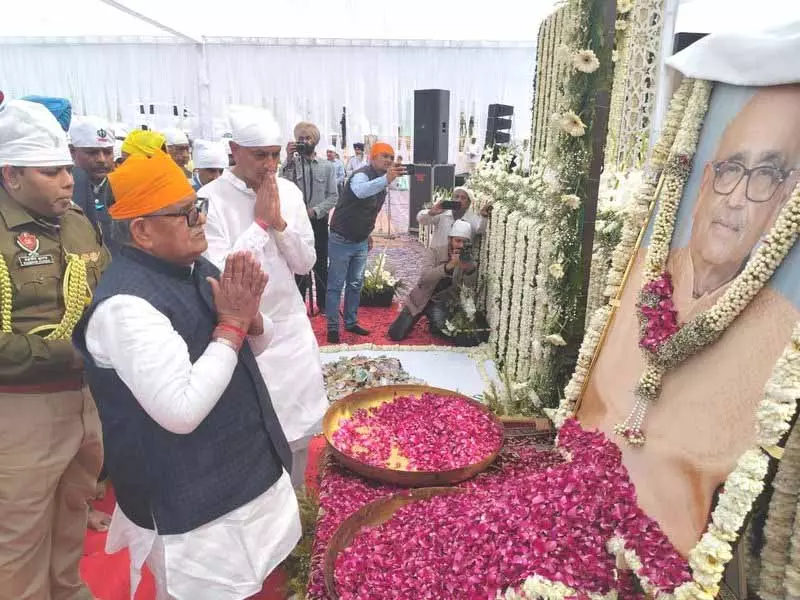 Punjab और हरियाणा के राज्यपालों ने समाजसेवी गिल्होत्रा को श्रद्धांजलि दी Punjab और हरियाणा के राज्यपालों ने समाजसेवी गिल्होत्रा को श्रद्धांजलि दी
