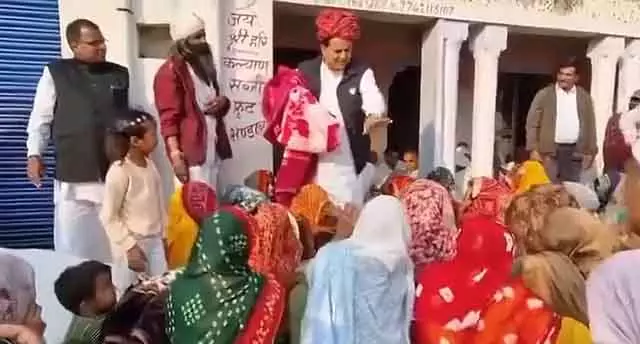 आप सिर्फ़ मोदी पर इल्ज़ाम लगा रहे हैं: BJP नेता ने मुस्लिम महिलाओं से कंबल वापस लिए, वीडियो आप सिर्फ़ मोदी पर इल्ज़ाम लगा रहे हैं: BJP नेता ने मुस्लिम महिलाओं से कंबल वापस लिए, वीडियो