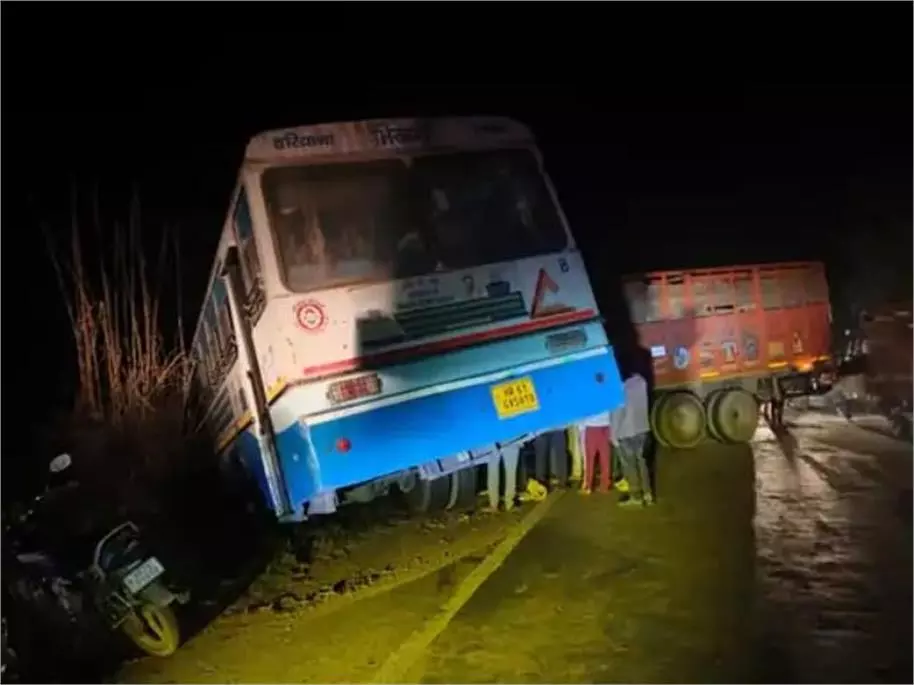 Haryana: Roadways Bus-Truck की टक्कर में 15 यात्री घायल Haryana: Roadways Bus-Truck की टक्कर में 15 यात्री घायल