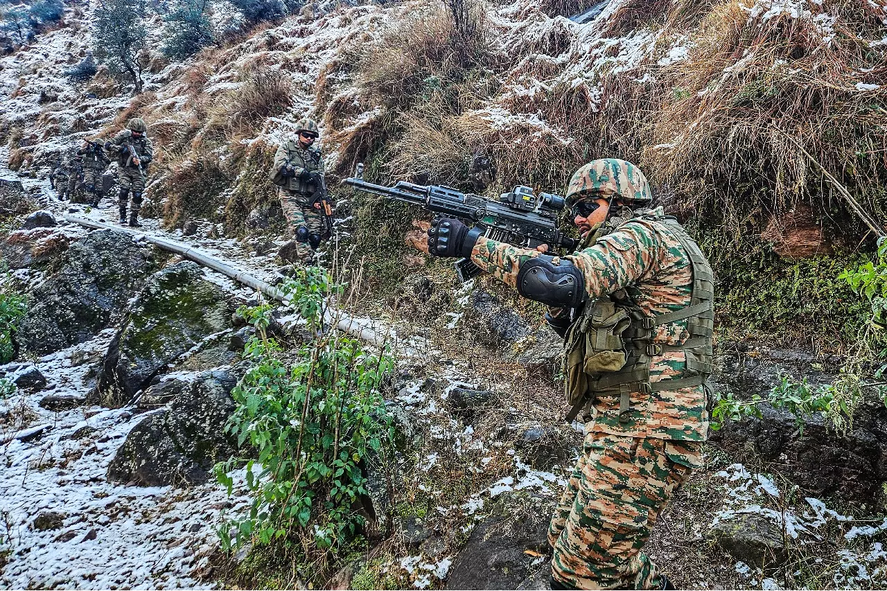Kishtwar में एंटी-टेरर अभियान: जैश-ए-मोहम्मद के तीन आतंकी ढेर Kishtwar में एंटी-टेरर अभियान: जैश-ए-मोहम्मद के तीन आतंकी ढेर
