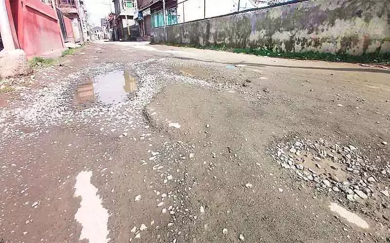हंदवाड़ा बाईपास रोड खस्ताहाल, आने-जाने वालों को परेशानी हंदवाड़ा बाईपास रोड खस्ताहाल, आने-जाने वालों को परेशानी