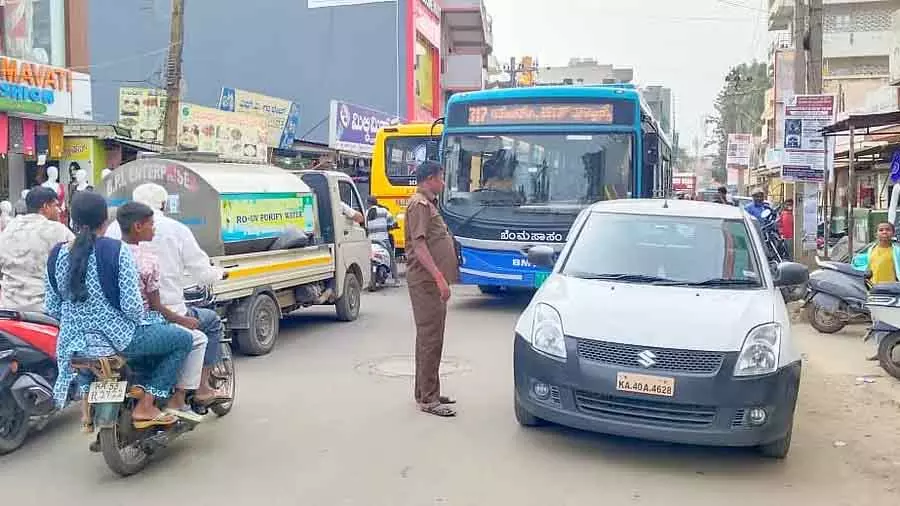 Hoskote में बेतरतीब पार्किंग: गाड़ी चलाने वालों और पैदल चलने वालों के लिए परेशानी Hoskote में बेतरतीब पार्किंग: गाड़ी चलाने वालों और पैदल चलने वालों के लिए परेशानी