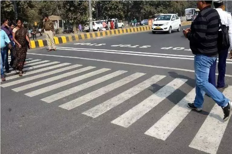 Chennai: अन्ना नगर में ज़ेबरा क्रॉसिंग पर पत्थर के ब्लॉक से पैदल चलने वालों को खतरा Chennai: अन्ना नगर में ज़ेबरा क्रॉसिंग पर पत्थर के ब्लॉक से पैदल चलने वालों को खतरा