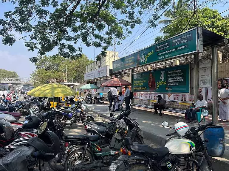 Chennai: अतिक्रमण की वजह से सैदापेट कोर्ट के बस शेल्टर बेकार हो गए हैं Chennai: अतिक्रमण की वजह से सैदापेट कोर्ट के बस शेल्टर बेकार हो गए हैं