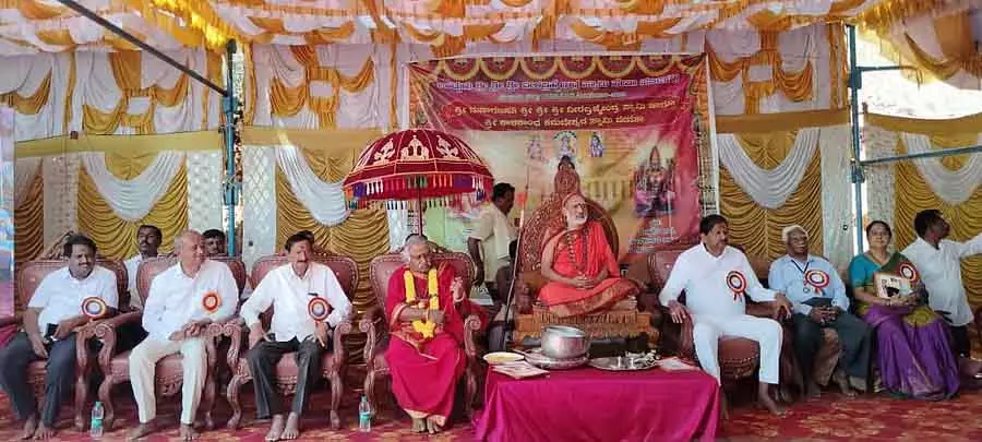 एक समाज जो वीरब्रह्मेंद्र की बातों पर नहीं चलता: Shivasuganathirtha Swamiji एक समाज जो वीरब्रह्मेंद्र की बातों पर नहीं चलता: Shivasuganathirtha Swamiji