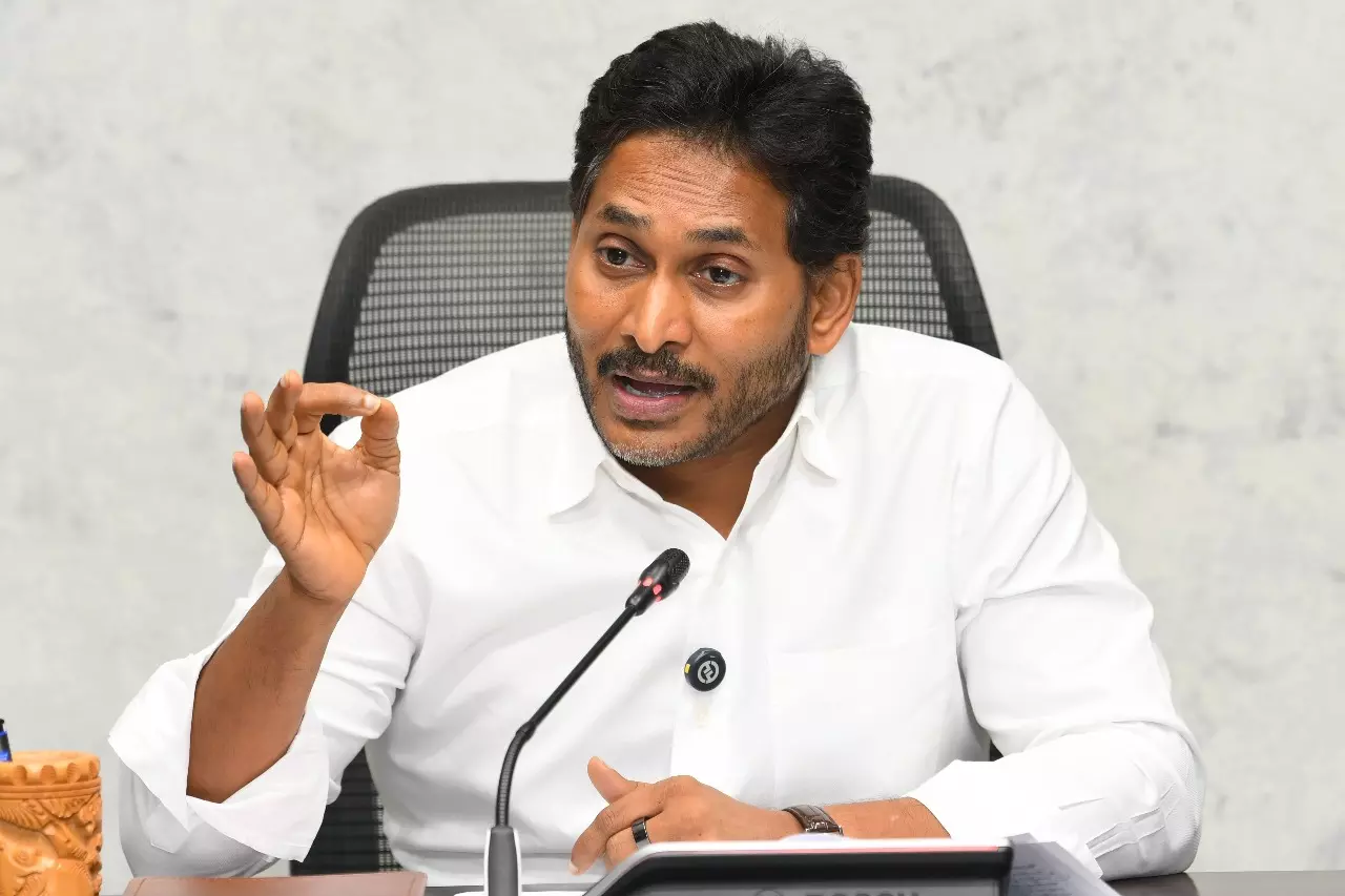 Jagan ने दूध में मिलावट से होने वाली मौतों पर कार्रवाई की मांग की Jagan ने दूध में मिलावट से होने वाली मौतों पर कार्रवाई की मांग की