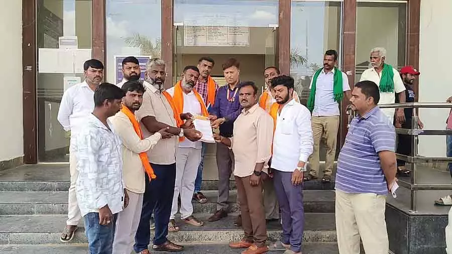 Karnataka : श्री राम सेना ने कनकपुरा तालुक प्रशासन के ज़रिए गवर्नर को एक पिटीशन दी Karnataka : श्री राम सेना ने कनकपुरा तालुक प्रशासन के ज़रिए गवर्नर को एक पिटीशन दी