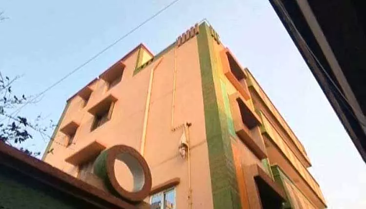 Paradip में चार मंजिला इमारत से गिरने से महिला की मौत, सात हिरासत में Paradip में चार मंजिला इमारत से गिरने से महिला की मौत, सात हिरासत में