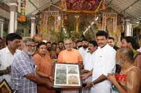 VP CPR ने थिरुकोष्टियूर में सौम्यनारायण पेरुमल मंदिर का दौरा किया VP CPR ने थिरुकोष्टियूर में सौम्यनारायण पेरुमल मंदिर का दौरा किया