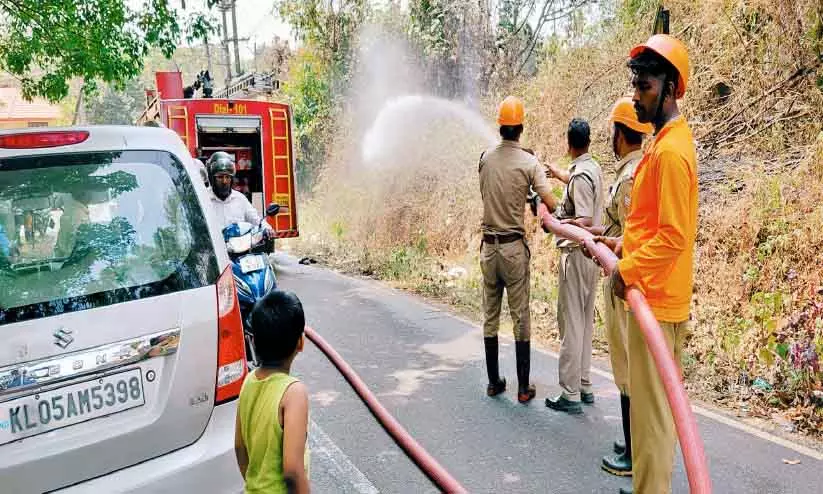 Kerala : आग ट्रांसफार्मर के पास फैल गई, जिससे अफरा-तफरी मच गई Kerala : आग ट्रांसफार्मर के पास फैल गई, जिससे अफरा-तफरी मच गई