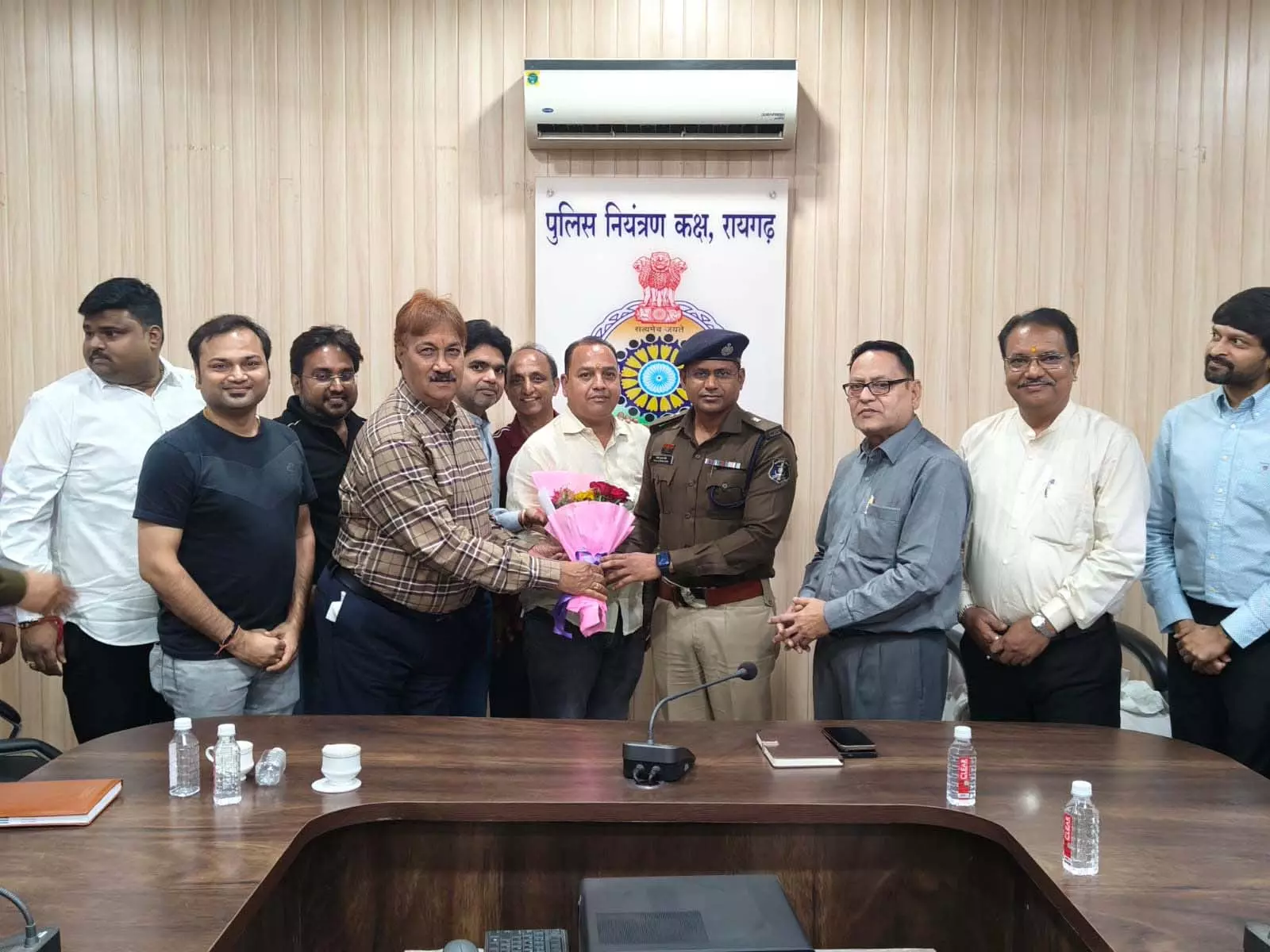 सराफा दुकानों की सुरक्षा को लेकर एडिशनल एसपी ने ली बैठक सराफा दुकानों की सुरक्षा को लेकर एडिशनल एसपी ने ली बैठक