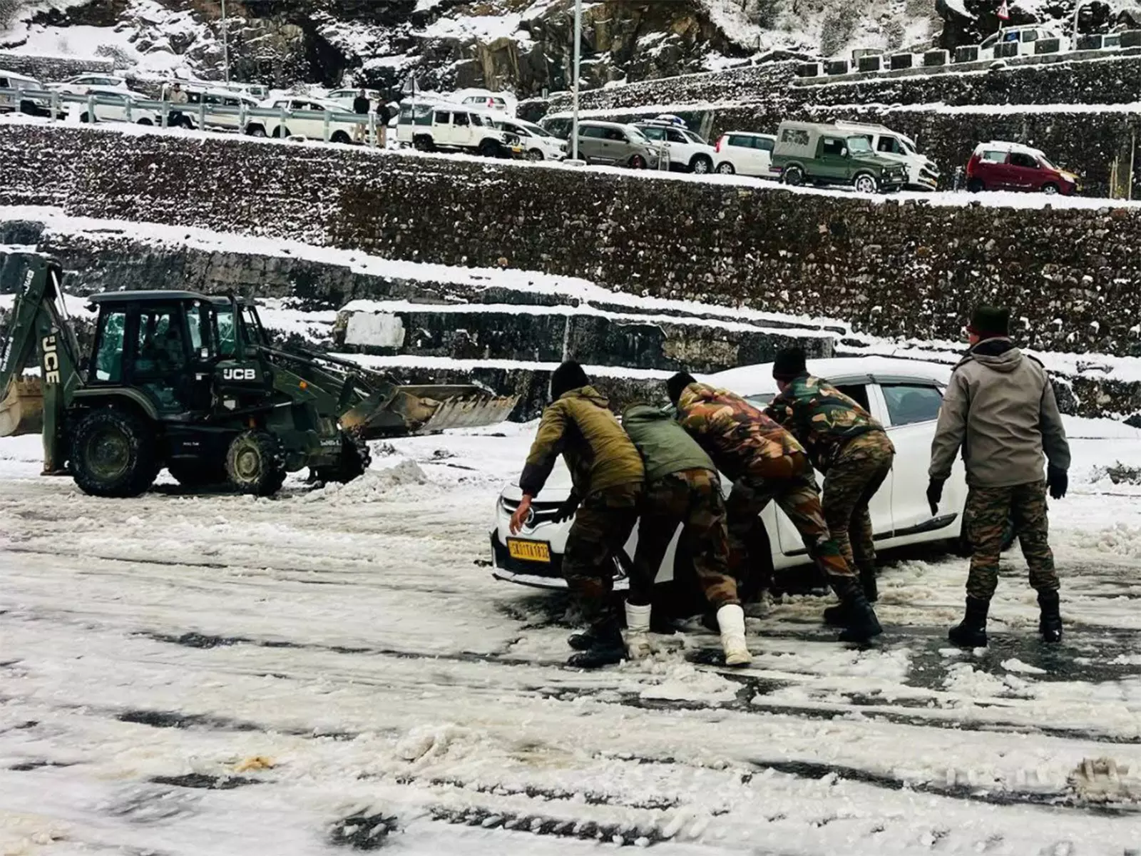 Sikkim के त्सांगू के पास भारी बर्फबारी के कारण 350 पर्यटक वाहन फंसे, बचाव अभियान जारी Sikkim के त्सांगू के पास भारी बर्फबारी के कारण 350 पर्यटक वाहन फंसे, बचाव अभियान जारी