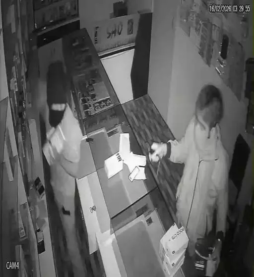 मोबाइल दुकान में चोरी, 4 से 5 की संख्या में थे चोर मोबाइल दुकान में चोरी, 4 से 5 की संख्या में थे चोर