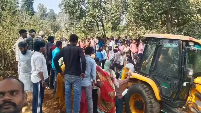 बड़ा हादसा, मिट्टी का टीला ढहने से तीन महिलाओं की मौत बड़ा हादसा, मिट्टी का टीला ढहने से तीन महिलाओं की मौत
