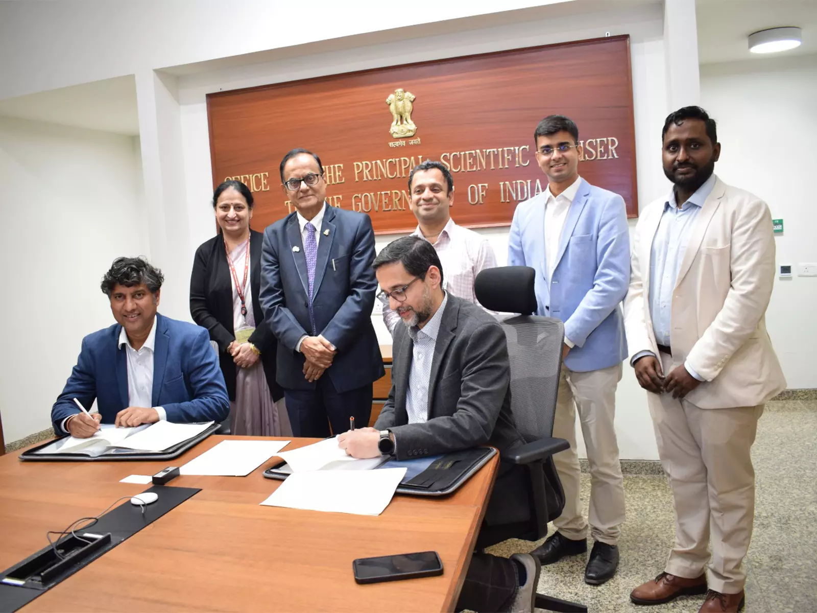 भारतजेन ने संप्रभु AI हार्डवेयर के लिए पराग नाइक के सेमीकंडक्टर वेंचर के साथ समझौता किया भारतजेन ने संप्रभु AI हार्डवेयर के लिए पराग नाइक के सेमीकंडक्टर वेंचर के साथ समझौता किया