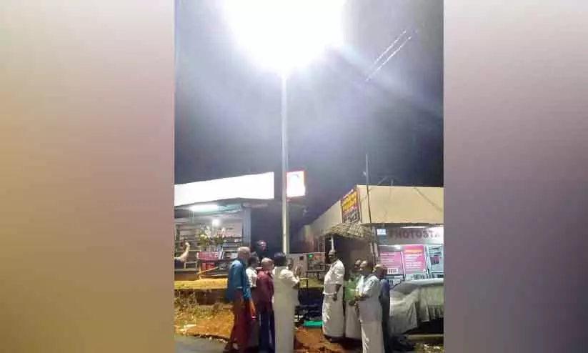 Kerala : असेंबली स्क्वायर में अब हाई मास्ट लाइटिंग चालू हो गई है Kerala : असेंबली स्क्वायर में अब हाई मास्ट लाइटिंग चालू हो गई है