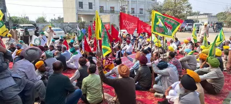 SKM ने भाजपा कार्यालय और आप मंत्रियों के आवासों के बाहर विरोध प्रदर्शन किया SKM ने भाजपा कार्यालय और आप मंत्रियों के आवासों के बाहर विरोध प्रदर्शन किया