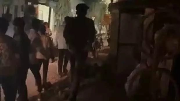 Indore : देर रात नशे में धुत युवकों ने एक-दूसरे पर लात-घूंसे बरसाए Indore : देर रात नशे में धुत युवकों ने एक-दूसरे पर लात-घूंसे बरसाए